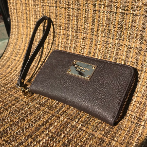 Michael Kors Zip Wallet - Picture 2 of 4